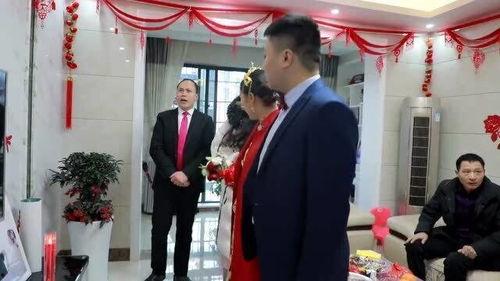 夫妻对拜搞笑主持视频,搞笑主持视频引网友爆笑狂欢